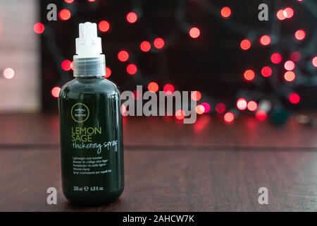 Minneapolis, Minnesota - 23 décembre 2019 : Bouteille de Paul Mitchell Tea Tree Lemon Sage Spray épaississant pour les cheveux Banque D'Images