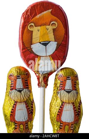 Chocolat au lait enveloppé d'aluminium lolly lollipop avec lion caractère d'aluminium solide et enveloppé chocolats au lait avec les tigres mis sur fond blanc Banque D'Images