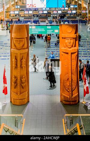 Artiste Musqueam Chiffres Bienvenue : Susan Point, l'Aéroport International de Vancouver, Richmond, British Columbia, Canada Banque D'Images