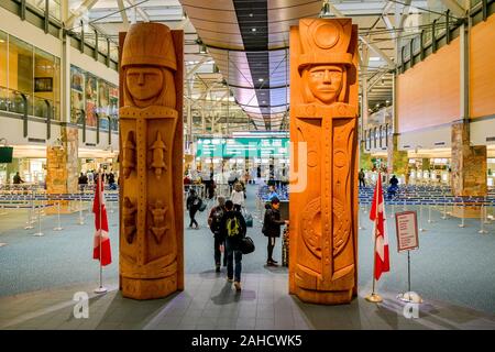 Artiste Musqueam Chiffres Bienvenue : Susan Point, l'Aéroport International de Vancouver, Richmond, British Columbia, Canada Banque D'Images