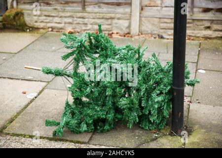 28 décembre 2019, Londres, Royaume-Uni : un arbre de Noël est à gauche sur la chaussée de Haringey, au nord de Londres, à seulement trois jours après le jour de Noël. (Crédit Image : © Dinendra Haria/SOPA des images à l'aide de Zuma sur le fil) Banque D'Images