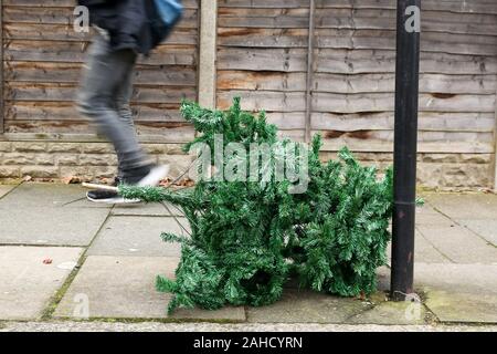 28 décembre 2019, Londres, Royaume-Uni : Un homme passe devant un arbre de Noël sur le trottoir de gauche de Haringey, au nord de Londres, à seulement trois jours après le jour de Noël. (Crédit Image : © Dinendra Haria/SOPA des images à l'aide de Zuma sur le fil) Banque D'Images