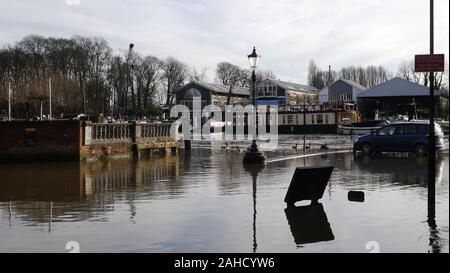 Les inondations et la marée haute sur la Tamise à Twickenham Londres UK Banque D'Images