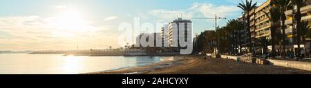 Torrevieja, Alicante, Espagne, 27 Décembre 2019 : Panorama de la plage de Los Locos à Torrevieja, Espagne. Vue panoramique sur la plage de la baie et mer à s Banque D'Images