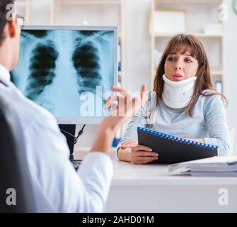 La jeune femme se rendant sur radiologiste pour l'examen à rayons x Banque D'Images