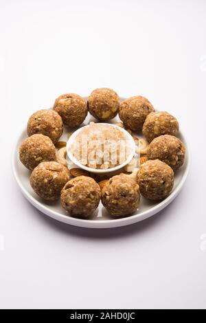 Laddu de dinde sucrée également connu sous le nom de ladoo de dinkache ou laddoo de petit ke fait à l'aide de gomme comestible avec des fruits secs Banque D'Images