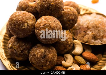 Laddu de dinde sucrée également connu sous le nom de ladoo de dinkache ou laddoo de petit ke fait à l'aide de gomme comestible avec des fruits secs Banque D'Images