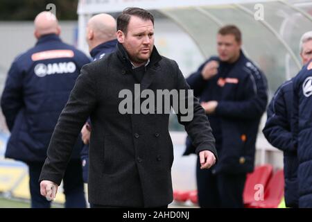 Sutton, Royaume-Uni. 28 Dec, 2019. Darren Sarll manager de Yeovil Town pendant le match de championnat national de Vanarama entre Sutton United et Yeovil Town au stade communautaire Chevaliers, Gander Green Lane, Sutton le samedi 28 décembre 2019. (Crédit : Jacques Feeney | Crédit : MI News & Sport /Alamy Live News Banque D'Images