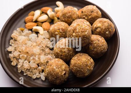 Laddu de dinde sucrée également connu sous le nom de ladoo de dinkache ou laddoo de petit ke fait à l'aide de gomme comestible avec des fruits secs Banque D'Images