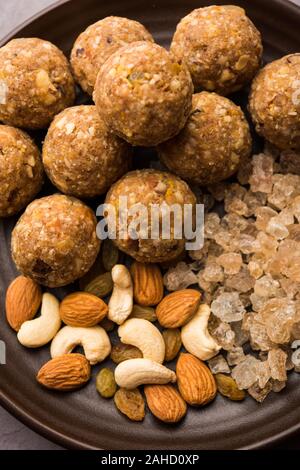 Laddu de dinde sucrée également connu sous le nom de ladoo de dinkache ou laddoo de petit ke fait à l'aide de gomme comestible avec des fruits secs Banque D'Images