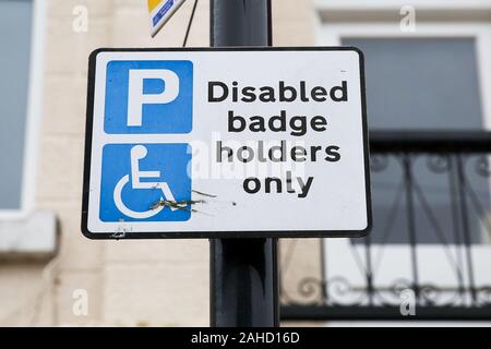 Londres, Royaume-Uni, 28 Dec 2019 : une mobilité porte-badge seul signe est visible dans le nord de Londres.Des milliers de personnes avec déficiences cachées ont été données blue badge gratuit permis depuis de nouvelles règles ont été introduites. (Crédit Image : © Dinendra Haria/SOPA/Alamy Live News Banque D'Images