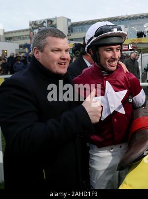 Jack Kennedy jockey gagnant gagnant avec Gordon Elliott formateur dans la parade ring après travaux Delta a remporté la course d'Savills (Grade 1) au cours de la troisième journée du Festival de Noël à l'hippodrome de Leopardstown. Banque D'Images