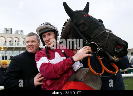 Jockey gagnant Jack Kennedy et formateur Gordon Elliott avec Delta travailler après avoir remporté le Grand Steeple Savills (Grade 1) au cours de la troisième journée du Festival de Noël à l'hippodrome de Leopardstown. Banque D'Images