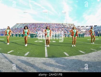 Shreveport, LA, USA. Dec 26, 2019. L'Université de Miami Dance équipe effectue au cours de l'indépendance Bol match entre l'Université de Miami les ouragans et les Bulldogs de Louisiana Tech à Stade de l'indépendance à Shreveport, en Louisiane. Kevin Langley/Sports médias du Sud/CSM/Alamy Live News Banque D'Images