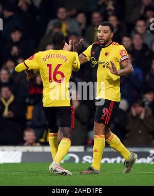 Troy Deeney de Watford (à droite) célèbre marquant son but premier du côté du jeu avec Watford's Abdoulaye Doucouré au cours de la Premier League match à Vicarage Road, Watford. Banque D'Images