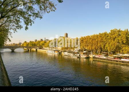 Vue panoramique sur la Seine avec pont Louis Philippe et des restaurants typiques sur les péniches (péniche) dans une journée ensoleillée d'automne, Paris, France Banque D'Images