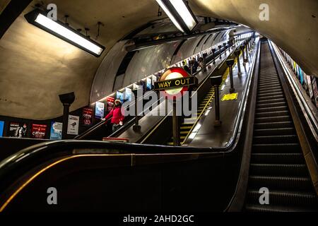 St John's Wood, escaliers mécaniques de la station de métro de Londres, Angleterre, Royaume-Uni. Banque D'Images