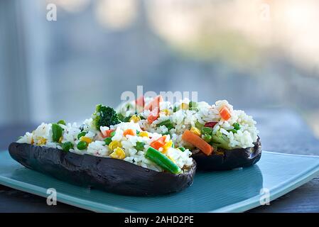 Les aubergines farcies avec du riz blanc et des légumes avec l'arrière-plan flou. Banque D'Images