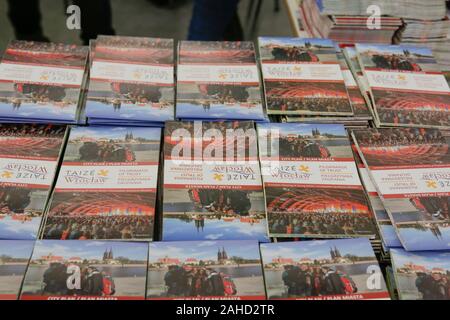 Wroclaw, Pologne. 28 Dec, 2019. Cartes de Taizé sont préparés pour les jeunes pèlerins. Autour de 13 000 jeunes pèlerins d'Europe et de l'arrivée à Wroclaw en Pologne pour l'assemblée annuelle Réunion européenne de la jeunesse de la communauté œcuménique de Taizé. La réunion de prières et de la méditation est tenu sous la devise "Pèlerinage de confiance sur la terre" pour la 42e fois cette année. (Photo de Michael Debets/Pacific Press) Credit : Pacific Press Agency/Alamy Live News Banque D'Images