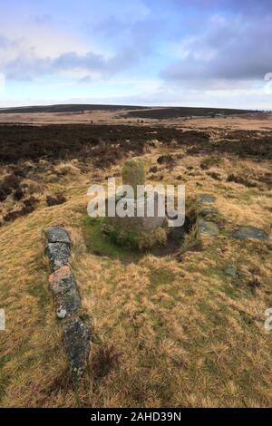 Vue sur le calvaire connu comme Lady's Cross, Blanc Moor, parc national de Peak District, Derbyshire, Angleterre, RU Banque D'Images