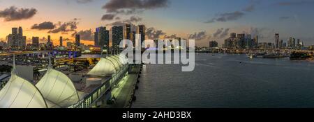Vue panoramique sur la ville de Miami après le coucher du soleil à partir d'un terminal de bateaux de croisière Banque D'Images