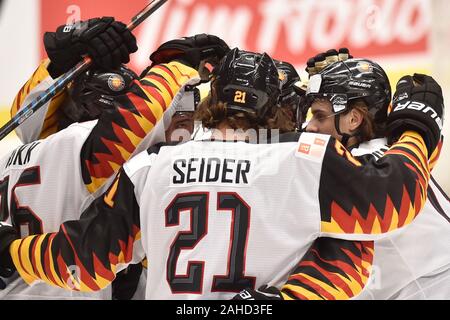 Ostrava, République tchèque. 28 Dec, 2019. Joueurs allemands célèbrent le troisième but dans le championnat mondial junior 2020 Championnat du Monde de Hockey sur glace match du groupe B entre l'Allemagne et la République tchèque à Ostrava, en République tchèque, le 28 décembre 2019. Photo : CTK Jaroslav Ozana/Photo/Alamy Live News Banque D'Images