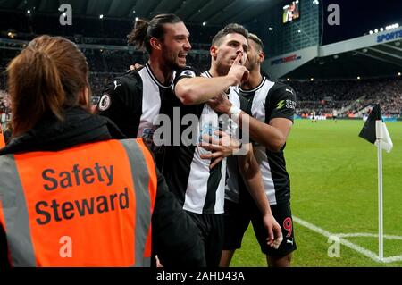 Le Newcastle United Fabian Schar (centre) célèbre marquant son but premier du côté du jeu au cours de la Premier League match à St James' Park, Newcastle. Banque D'Images