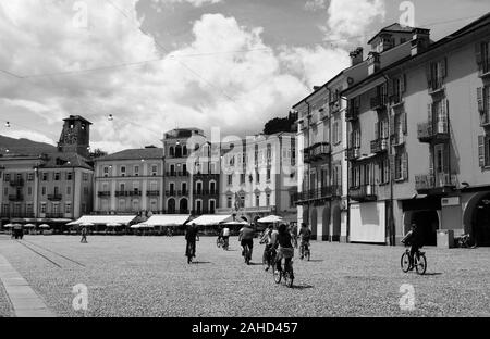 La Suisse du sud : Biker's sur la Piazza Grande à Locarno où le film-festival a lieu Banque D'Images