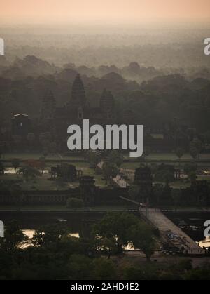 Vue aérienne sur Angkor Wat temple complexe et ancienne ville d'Angkor au lever du soleil sur un matin brumeux, Siem Reap, Cambodge Banque D'Images