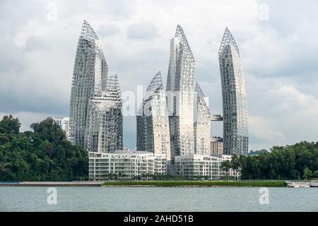 "Réflexions à Keppel Bay', le développement résidentiel de luxe, conçu par Daniel Libeskind, immeubles de grande hauteur à la Marina, de l'île de Sentosa, Sin Banque D'Images