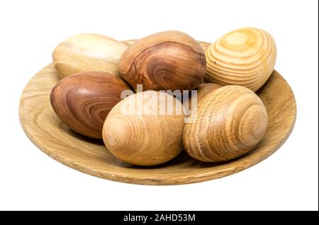 En bois tourné à la main les oeufs dans un petit bol en bois isolé sur blanc Banque D'Images