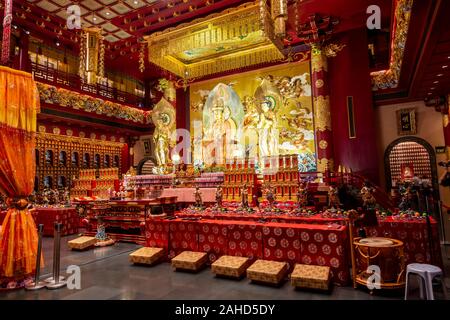 Vue de l'intérieur, Buddha Tooth Relic Temple, Chinatown, Singapour Banque D'Images