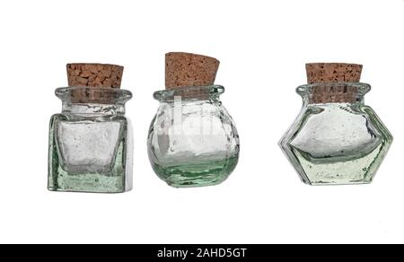 Vintage vide en pots de verre, fermé avec bouchons en liège isolé sur fond blanc. Verre vert pétillant. Banque D'Images