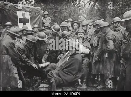 Un groupe de prisonniers allemands blessés recevant des soins médicaux au poste de secours de 103e et 104e Compagnies d'ambulance. La bataille de Saint Mihiel, 12 Septembre 1918 Banque D'Images