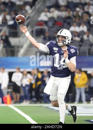 Arlington, TX, États-Unis. 28 Dec, 2019. Penn State QB Sean Clifford l'échauffement avant la 84e Goodyear Cotton Bowl Classic match de football entre les Memphis Tigers et les Penn State Nittany Lions au Stade AT&T à Arlington, TX. Kyle Okita/CSM/Alamy Live News Banque D'Images