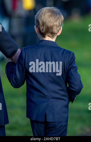 Photo datée du 25 décembre montre Prince George au St Marie Madeleine Church à Sandringham, Norfolk. Banque D'Images