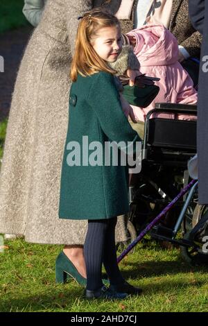 Photo datée du 25 décembre montre la Princesse Charlotte au St Marie Madeleine Church à Sandringham, Norfolk. Banque D'Images