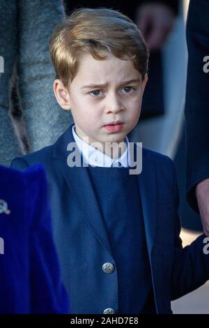 Photo datée du 25 décembre montre Prince George au St Marie Madeleine Church à Sandringham, Norfolk. Banque D'Images