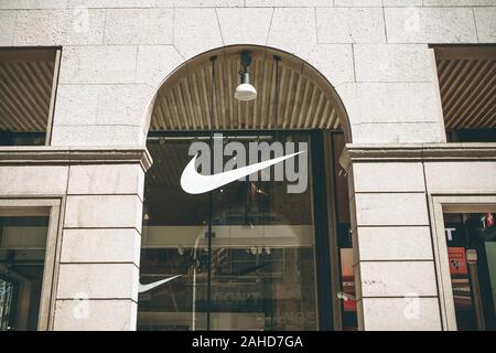 Italie, Milan, le 30 mai 2019 Nike : panneau à l'entrée de la boutique. Banque D'Images
