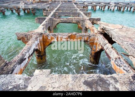 Vestiges de l'embarcadère de Ahukini l'atterrissage sur l'île de Kauai, Hawaii. Construit pendant les années 1800, il a servi de chemin de fer et la navigation pour la canne à sucre. Banque D'Images