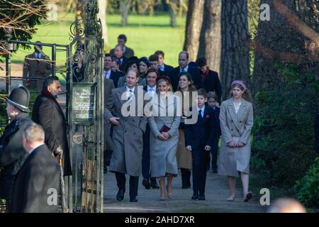 Photo datée du 25 décembre montre Prince Edward et son épouse Sophie et enfants (James, le Vicomte Severn et Lady Louise Windsor au matin du jour de Noël au service de l'église St Marie Madeleine Church à Sandringham, Norfolk. Le prince Andrew a gardé un profil bas en tant que membres de la famille royale est allé(e) à jour de Noël à l'église de Sandringham dans le Norfolk. Alors qu'une foule importante vu la reine et les membres de la famille arrivent pour le service principal de 11h00, le prince est allé(e) à un service plus tôt. Le prince Andrew a été aussi absente que les membres de la famille a quitté l'église après le service pour accueillir le public Banque D'Images