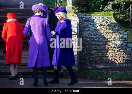 Photo datée du 25 décembre montre Camilla, la duchesse de Cornouailles réalisant qu'elle a une couleur en conflit avec la Princesse Anne au Jour de Noël matin service religieux à l'église St Mary Magdalene à Sandringham, Norfolk. Le prince Andrew a gardé un profil bas en tant que membres de la famille royale est allé(e) à jour de Noël à l'église de Sandringham dans le Norfolk. Alors qu'une foule importante vu la reine et les membres de la famille arrivent pour le service principal de 11h00, le prince est allé(e) à un service plus tôt. Le prince Andrew a été aussi absente que les membres de la famille a quitté l'église après le service pour accueillir le public. Le Prince P Banque D'Images