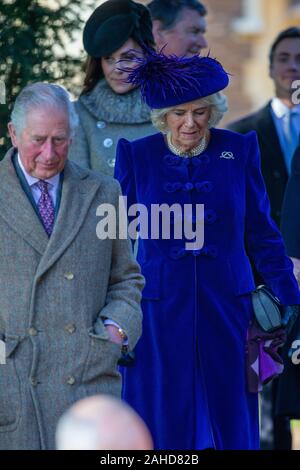 Photo datée du 25 décembre montre le Prince Charles et Camilla, au Jour de Noël matin service religieux à l'église St Mary Magdalene à Sandringham, Norfolk. Le prince Andrew a gardé un profil bas en tant que membres de la famille royale est allé(e) à jour de Noël à l'église de Sandringham dans le Norfolk. Alors qu'une foule importante vu la reine et les membres de la famille arrivent pour le service principal de 11h00, le prince est allé(e) à un service plus tôt. Le prince Andrew a été aussi absente que les membres de la famille a quitté l'église après le service pour accueillir le public. Le prince Philip, qui a été libéré de l'hôpital le mardi, n'a pas de Banque D'Images