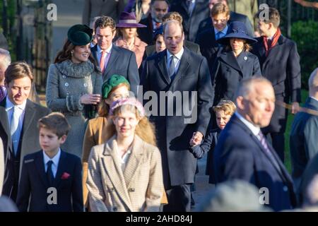 Photo datée du 25 décembre montre le duc de Cambridge et la duchesse de Cambridge à Prince George et la Princesse Charlotte,à jour de Noël le matin service religieux à l'église St Mary Magdalene à Sandringham, Norfolk. Le prince Andrew a gardé un profil bas en tant que membres de la famille royale est allé(e) à jour de Noël à l'église de Sandringham dans le Norfolk. Alors qu'une foule importante vu la reine et les membres de la famille arrivent pour le service principal de 11h00, le prince est allé(e) à un service plus tôt. Le prince Andrew a été aussi absente que les membres de la famille a quitté l'église après le service pour accueillir le public. Banque D'Images