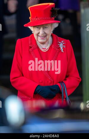 Photo datée du 25 décembre montre la reine à l'occasion de jour de Noël matin service religieux à l'église St Mary Magdalene à Sandringham, Norfolk. Le prince Andrew a gardé un profil bas en tant que membres de la famille royale est allé(e) à jour de Noël à l'église de Sandringham dans le Norfolk. Alors qu'une foule importante vu la reine et les membres de la famille arrivent pour le service principal de 11h00, le prince est allé(e) à un service plus tôt. Le prince Andrew a été aussi absente que les membres de la famille a quitté l'église après le service pour accueillir le public. Le prince Philip, qui a été libéré de l'hôpital le mardi, n'a pas assisté. Wednesd Banque D'Images