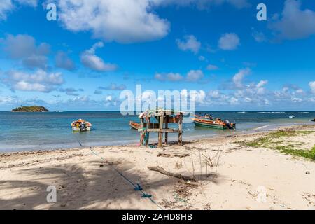 Les engins de pêche sur la plage de Trinité, Martinique, France Banque D'Images