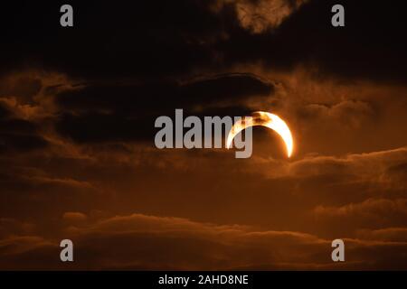 Les éclipses annulaires se produisent lorsque la lune n'est pas suffisamment près de la Terre pour masquer complètement le soleil, laissant une fine bague du disque solaire visible Banque D'Images