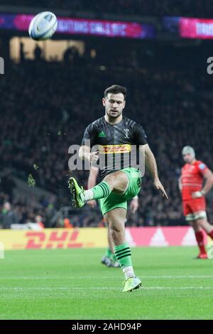 London, UK. 28 Dec, 2019. DANNY CARE des Harlequins termine la première moitié en frappant la balle en touche au cours de la Premiership match Rugby Gallagher entre les Harlequins et Leicester Tigers au stade de Twickenham, London, Royaume-Uni, le 28 décembre 2019. Photo de Ken d'Étincelles. Usage éditorial uniquement, licence requise pour un usage commercial. Aucune utilisation de pari, de jeux ou d'un seul club/ligue/dvd publications. Credit : UK Sports Photos Ltd/Alamy Live News Banque D'Images