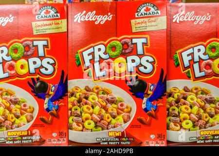 Boîtes de céréales Froot Loops céréales petit déjeuner en vente sur les étagères d'un supermarché. Banque D'Images