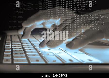 Notion de système de sécurité de l'information - un hacker ou codes programmeur de logiciels sur un ordinateur à la nuit (image composite) Banque D'Images